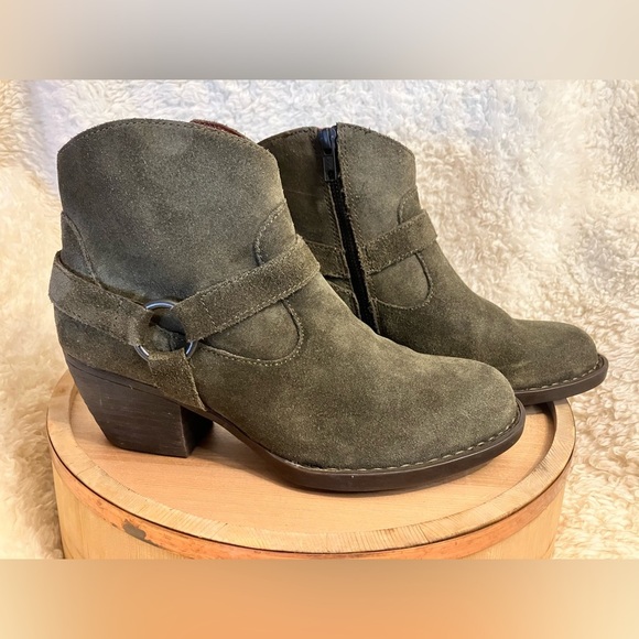 EUC Born Green Suede Leather Booties Boots Western Cowgirl Size 8.5 M - Picture 1 of 11